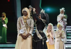 Nigerian Obabiyi Aishah Ajibola is crowned by her predecessor World Muslimah 2012 Nina Septiani of Indonesia after being named World Muslimah 2013 in Jakarta