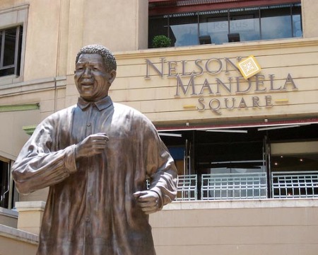 News : Woman strips naked to hug Mandela statue in S 