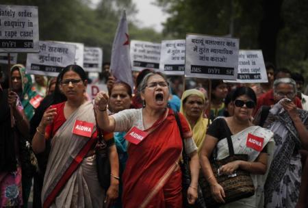 India women protested agains rape after the rape and murder of 2 teenage girls