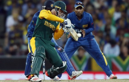 Quinton de Kock late cuts for four on his way to an unbeaten 78