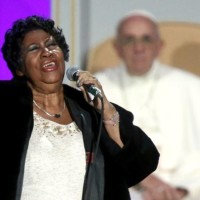Aretha belts out Amazing Grace as only she can while Pope Francis looks on